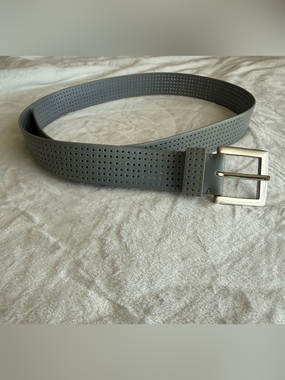 Source Unknown Gray Perforated Men's Belt with Silver Buckle